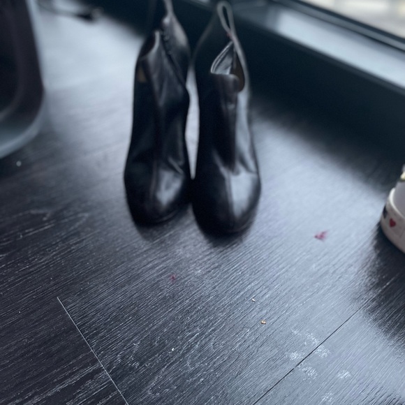 Christian Louboutin - Picture 2 of 4